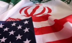 Photo d'archives: Des drapeaux américain et iranien