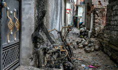 Un scooter calciné à l'endroit où les jumeaux Zian Khan et Urwa Fatima ont été tués par un obus pakistanais, le 9 mai 2025 à Poonch, dans le nord-ouest de l'Inde ( AFP / Punit PARANJPE )
