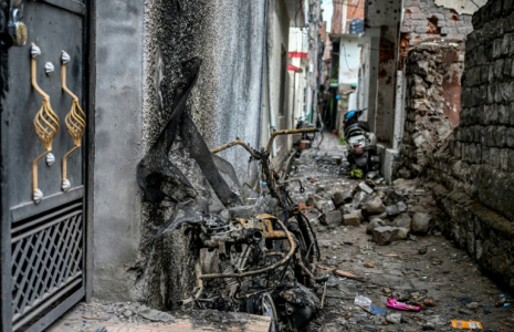 Un scooter calciné à l'endroit où les jumeaux Zian Khan et Urwa Fatima ont été tués par un obus pakistanais, le 9 mai 2025 à Poonch, dans le nord-ouest de l'Inde ( AFP / Punit PARANJPE )