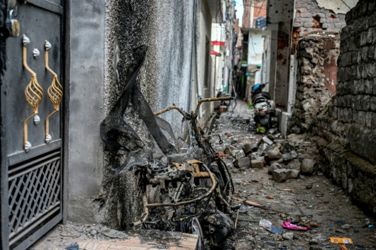 Un scooter calciné à l'endroit où les jumeaux Zian Khan et Urwa Fatima ont été tués par un obus pakistanais, le 9 mai 2025 à Poonch, dans le nord-ouest de l'Inde ( AFP / Punit PARANJPE )