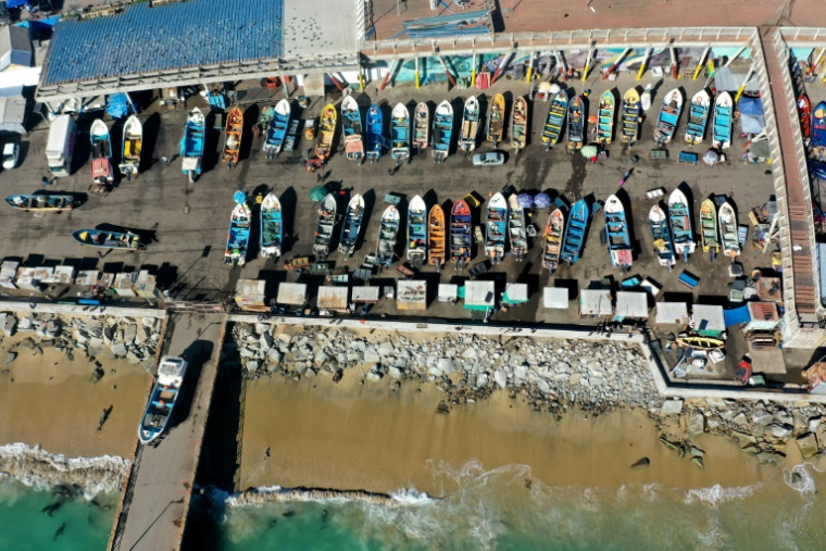 Vue aérienne de bateaux de pêche à Caleta Portales, à Valparaison, au Chili, le 27 mai 2025 ( AFP / RODRIGO ARANGUA )