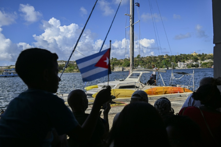 Un des deux bateaux d'aide humanitaire dans le port de CLa Havane, le 28 mars 2026.  ( AFP / Yamil LAGE )