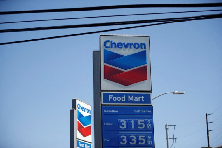 CHEVRON: LE BÉNÉFICE A PRESQUE QUADRUPLÉ AU T1 AVEC L'ENVOLÉE DU PRIX DU PÉTROLE