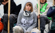 L'activiste suédoise Greta Thunberg et des militants d'Extinction Rebellion, devant la raffinerie de Mongstad, le 18 août 2025 ( NTB / PAUL S. AMUNDSEN )