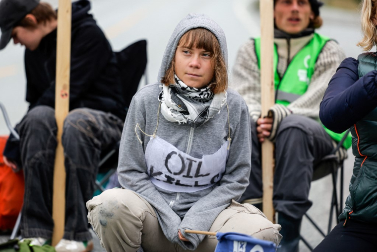 L'activiste suédoise Greta Thunberg et des militants d'Extinction Rebellion, devant la raffinerie de Mongstad, le 18 août 2025 ( NTB / PAUL S. AMUNDSEN )