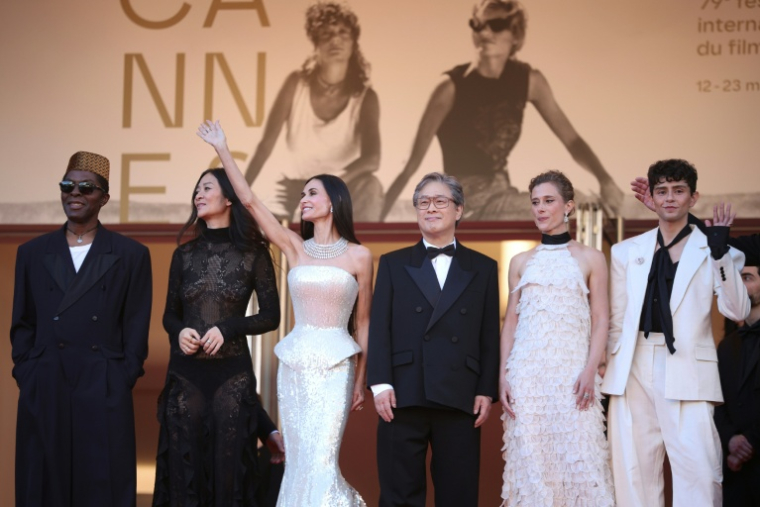 De gauche à droite: les membres du jury Isaach De Bankole, Chloe Zhao, Demi Moore, Park Chan-Wook, Laura Wandel et Diego Cespedes lors du 79e festival de Cannes, le 12 mai 2026 ( AFP / Valery HACHE )