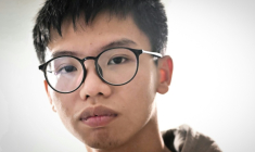 Le militant pro-démocratie hongkongais Tony Chung pose dans une chambre à coucher en Grande-Bretagne le 29 décembre 2023 après avoir fui Hong Kong ( AFP / Ben Stansall )