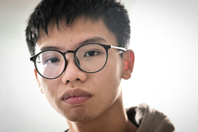Le militant pro-démocratie hongkongais Tony Chung pose dans une chambre à coucher en Grande-Bretagne le 29 décembre 2023 après avoir fui Hong Kong ( AFP / Ben Stansall )