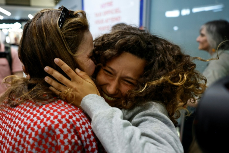 Une militante française, détenue et expulsée par Israël après l'interception de la flottille pour Gaza, embrasse une proche à son arrivée à l'aéroport Roissy-Charles-de-Gaulle, le 22 mai 2026, au nord de Paris ( AFP / SIMON WOHLFAHRT )