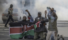 Des manifestants scandent des slogans anti-gouvernementaux près du Parlement, le 12 juin 2025 à Nairobi ( AFP / SIMON MAINA )