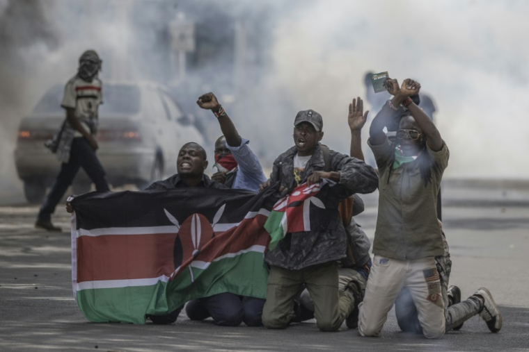 Des manifestants scandent des slogans anti-gouvernementaux près du Parlement, le 12 juin 2025 à Nairobi, au Kenya ( AFP / SIMON MAINA )