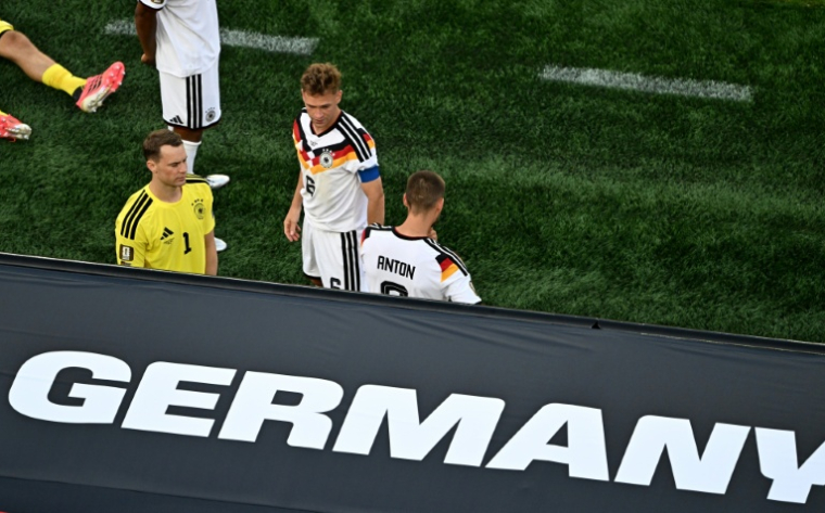 Le gardien allemand Manuel Neuer, le capitaine Joshua Kimmich et le défenseur Waldemar Anton après l'élimination aux tirs au but de l'Allemagne par le Paraguay en 16e de finale de la Coupe du monde le 29 juin 2026 à Foxborough  ( AFP / Jewel SAMAD )