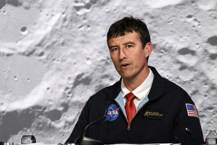 Le directeur de vol de la Nasa, Rick Henfling, lors d'un point de situation sur la mission lunaire habitée Artémis II au Centre spatial Johnson à Houston, au Texas, le 7 avril 2026 ( AFP / RONALDO SCHEMIDT )