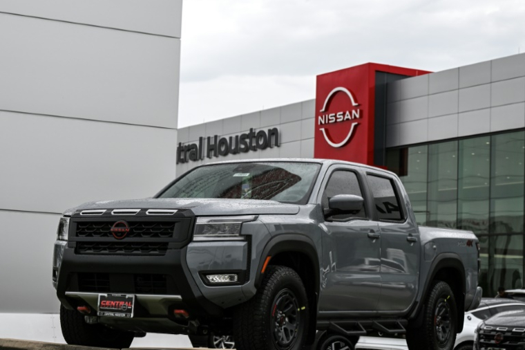 Un pick-up Nissan Frontier devant un concessionnaire à Houston, au Texas, le 27 mars 2025 ( AFP / RONALDO SCHEMIDT )