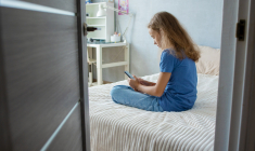 Les réseaux sociaux peuvent affecter de manière profonde l’estime de soi des adolescentes. (crédit: Adobe Stock)