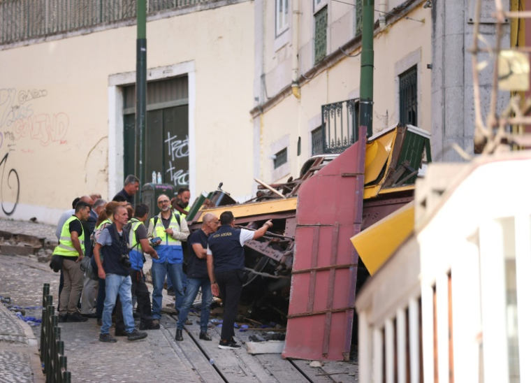 Des policiers enquêtent au lendemain du déraillement d'un funiculaire à Lisbonne, le 4 septembre 2025 au Portugal ( AFP / PATRICIA DE MELO MOREIRA )