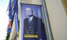 Une banderole à l'entrée de la Maison de Robert Schuman, l'un des pères fondateurs de l'Union européenne, à Scy-Chazelles, le 4 septembre 2026 en Moselle ( AFP / Jean-Christophe VERHAEGEN )