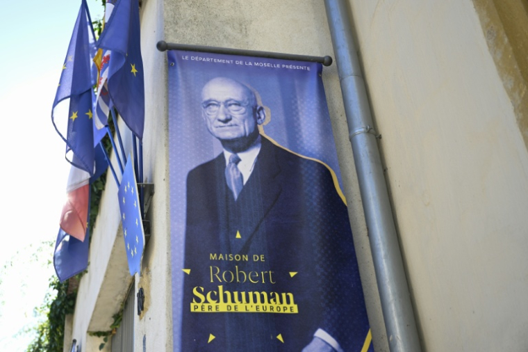 Une banderole à l'entrée de la Maison de Robert Schuman, l'un des pères fondateurs de l'Union européenne, à Scy-Chazelles, le 4 septembre 2026 en Moselle ( AFP / Jean-Christophe VERHAEGEN )