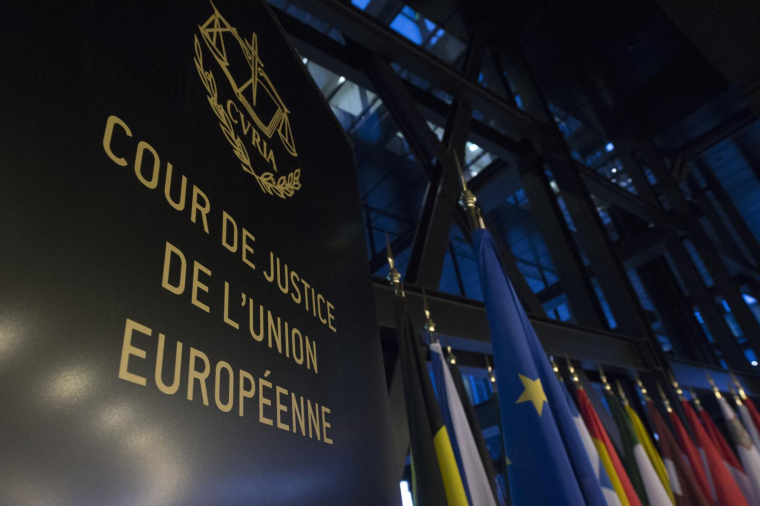 Selon la Cour de justice de l'Union européenne, la Commission "avait commis une erreur manifeste" en jugeant fiable une étude scientifique sur laquelle se fondait la classification cancérogène. ( AFP / JOHN THYS )