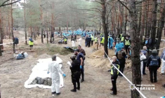 Le personnel médico-légal travaille sur un site d'enterrement collectif près de la ville d'Izium, en Ukraine