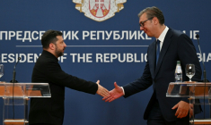Le président serbe Aleksandar Vucic (D) et son homologue ukrainien Volodymyr Zelensky (G) se serrent la main à l'issue d'une conférence de presse, le 8 août 2026 à Belgrade  ( AFP / Andrej ISAKOVIC )
