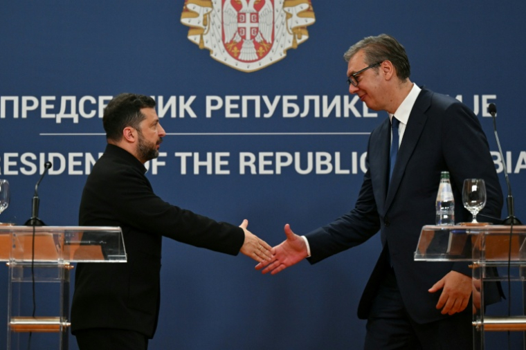 Le président serbe Aleksandar Vucic (D) et son homologue ukrainien Volodymyr Zelensky (G) se serrent la main à l'issue d'une conférence de presse, le 8 août 2026 à Belgrade  ( AFP / Andrej ISAKOVIC )