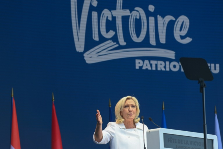La présidente du groupe parlementaire du Rassemblement national (RN), Marine Le Pen lors d'une réunion du groupe Patriotes pour l'Europe au Parlement européen, réunissant des dirigeants européens d'extrême droite, à Mormant-sur-Vernisson, le 9 juin 2025 dans le Loire ( AFP / JEAN-FRANCOIS MONIER )