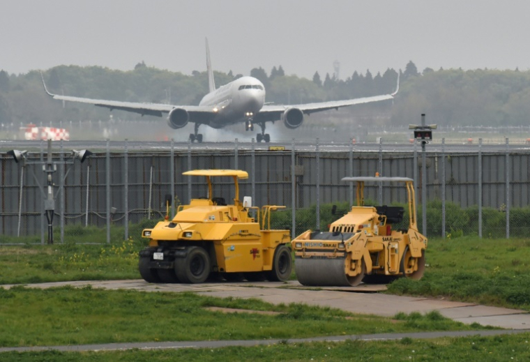 Un avion atterrit à l'aéroport de Tokyo-Narita, le 12 avril 2018 ( AFP / Kazuhiro NOGI )