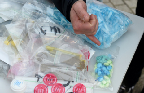 Deux commissaires responsables de l'Office anti-stupéfiants (Ofast) de Marseille placés en garde à vue dans une enquête sur une livraison surveillée de cocaïne début 2023 suspectée d'avoir connu de graves dérives ( AFP / NICOLAS TUCAT )