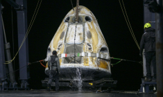 Des équipes de soutien à bord du navire de récupération SHANNON de SpaceX travaillent autour de la capsule Dragon de SpaceX peu après son atterrissage dans l'océan Pacifique, au large de Long Beach, en Californie, le 15 janvier 2026 ( NASA / Bill INGALLS )