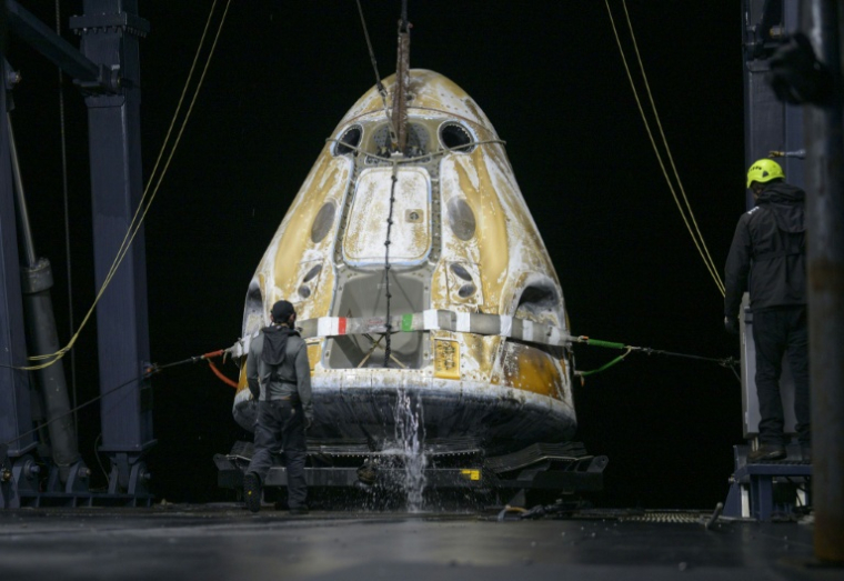 Des équipes de soutien à bord du navire de récupération SHANNON de SpaceX travaillent autour de la capsule Dragon de SpaceX peu après son atterrissage dans l'océan Pacifique, au large de Long Beach, en Californie, le 15 janvier 2026 ( NASA / Bill INGALLS )