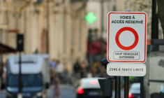 Un panneau indiquant une zone à trafic limité (ZTL), le 5 avril 2025 à Paris ( AFP / Thomas SAMSON )
