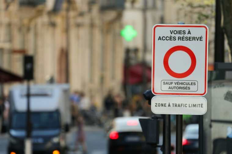 Un panneau indiquant une zone à trafic limité (ZTL), le 5 avril 2025 à Paris ( AFP / Thomas SAMSON )