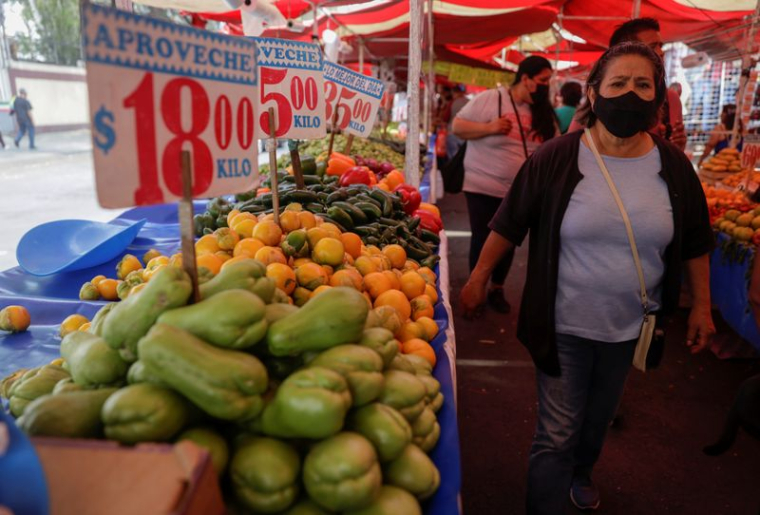 Des clients dans un marché de Mexico