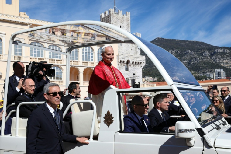 Le pape Leon XIV dans sa "papamobile" à Monte-Carlo, le 28 mars 2026, lors d'une visite éclair à Monaco ( AFP / Valery HACHE )
