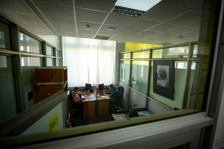 Des journalistes du journal indépendant russe Novaïa Gazeta dans les locaux de la rédaction à Moscou, le 24 mars 2021 ( AFP / Natalia KOLESNIKOVA )