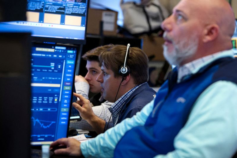 Des traders travaillent à la Bourse de New York