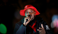 Rodrigue Petitot, président du Rassemblement pour la protection des peuples et des ressources afro-caribéens, s'exprime le 3 novembre 2024 à Paris lors d'une marche contre la vie chère dans les territoires ultramarins ( AFP / GEOFFROY VAN DER HASSELT )