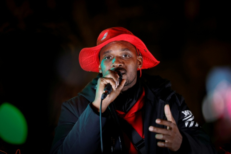 Rodrigue Petitot, président du Rassemblement pour la protection des peuples et des ressources afro-caribéens, s'exprime le 3 novembre 2024 à Paris lors d'une marche contre la vie chère dans les territoires ultramarins ( AFP / GEOFFROY VAN DER HASSELT )