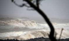La côte de Saint-Paul, dans l'ouest de La Réunion, balayée par le cyclone Garance, le 28 février 2025 ( AFP / Richard BOUHET )