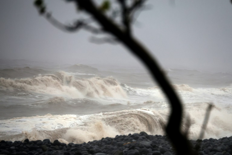 La côte de Saint-Paul, dans l'ouest de La Réunion, balayée par le cyclone Garance, le 28 février 2025 ( AFP / Richard BOUHET )