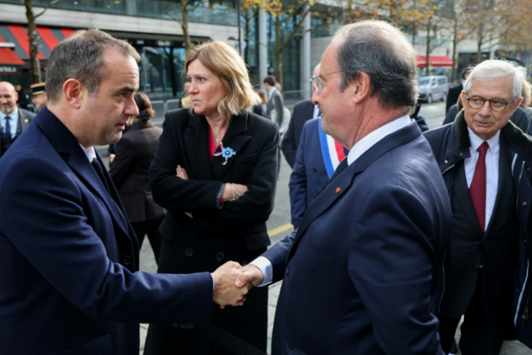 L'ex-président français Francois Hollande (d) et l'actuel Premier ministre Sébastien Lecornu, lors des cérémonies d'hommage aux victimes des attentats du 13 novembre 2015, devant le Stade de France le 13 novembre 2025 à Saint-Denis, près de Paris    ( POOL / Ludovic MARIN )
