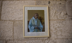 Une photo du père Jacques Hamel dans l'église de Saint-Etienne-du-Rouvray, le 10 février 2022 ( AFP / Sameer Al-DOUMY )