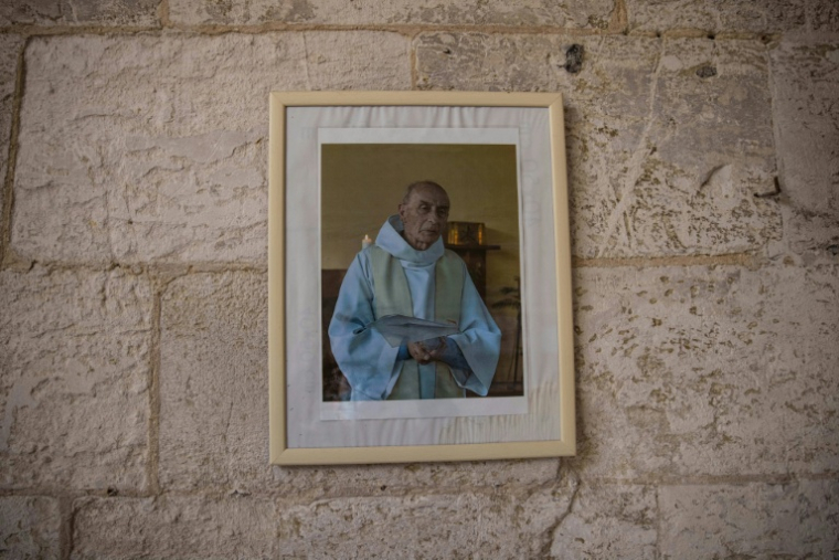 Une photo du père Jacques Hamel dans l'église de Saint-Etienne-du-Rouvray, le 10 février 2022 ( AFP / Sameer Al-DOUMY )