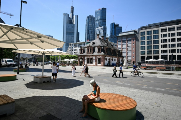 Le quartier d'affaires de Francfort où la température atteint 39°C, le 26 juin 2026 en Allemagne, lors d'un épisode de canicule en Europe ( AFP / Kirill KUDRYAVTSEV )