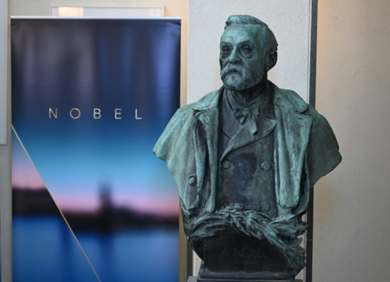Une statue d'Alfred Nobel, à Stockholm, le 5 octobre 2026 en Suède ( AFP / Jonathan Nackstrand )