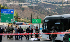 Des forces de sécurité israéliennes sur les lieux d'une fusillade au carrefour de la route de Ramot, à Jérusalem-Est, le 8 septembre 2025 ( AFP / Menahem Kahana )
