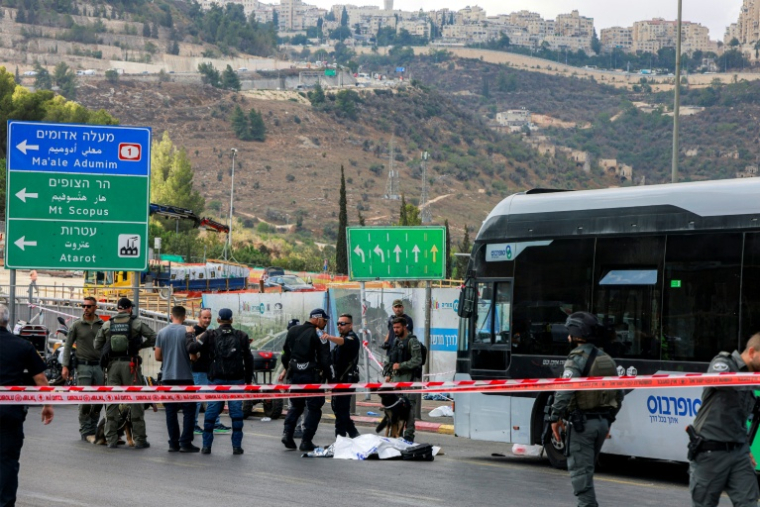 Des forces de sécurité israéliennes sur les lieux d'une fusillade au carrefour de la route de Ramot, à Jérusalem-Est, le 8 septembre 2025 ( AFP / Menahem Kahana )