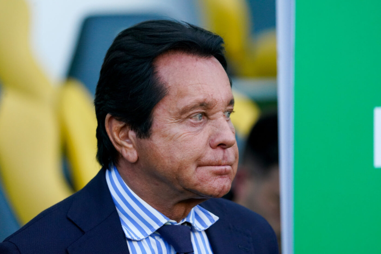 Waldemar Kita offre une coupe en chocolat à Marquinhos