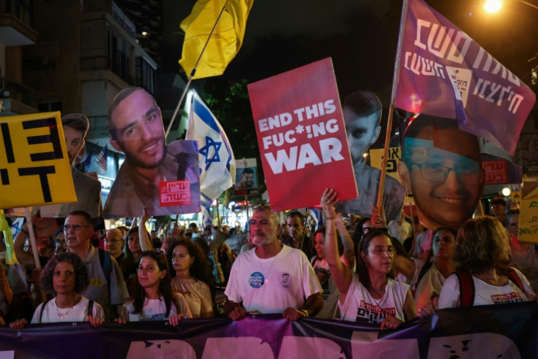 Des manifestants appellent à un cessez-le-feu à Gaza et à la libération des otages, lors d'un rassemblement devant le siège du parti Likoud de Benjamin Netanyahu à Tel-Aviv, le 30 septembre 2025 ( AFP / Jack GUEZ )